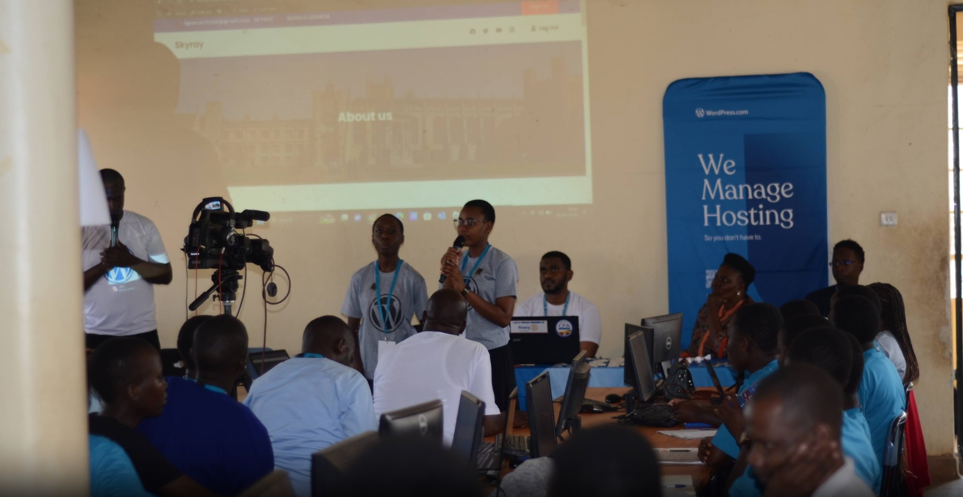 2023年9月5日，乌干达金贾WordCamp期间，Iganga（女孩）中学学生展示WordPress项目